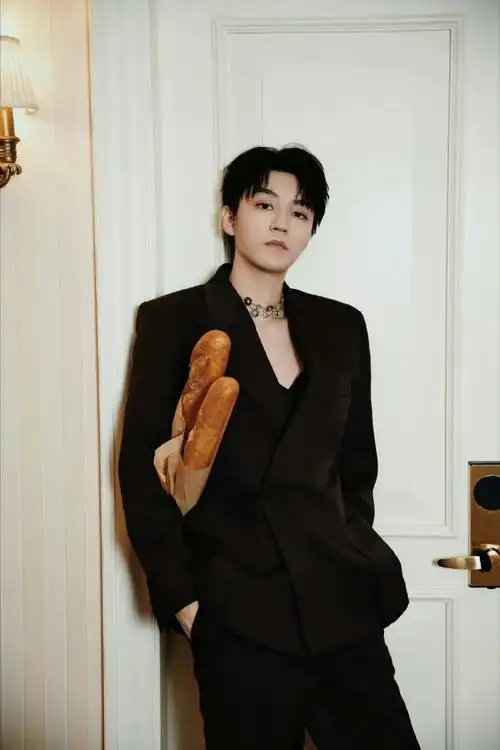 王俊凯看展图#王俊凯品牌活动看展图96!黑西装v领造型帅的好突出!