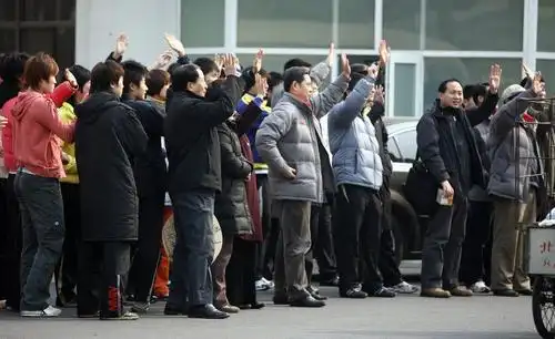 图文:中国乒乓球队出征世乒赛 众人挥手告别