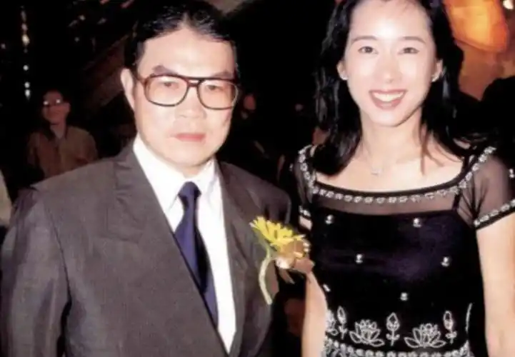 回顾霍启刚继父罗康瑞抛妻弃子60岁娶朱玲玲亲儿子拒绝继承财产