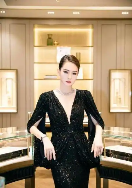 37岁戚薇活动图曝光,真人巨瘦白皙,网友表示脸只有女生拳头大_李承铉