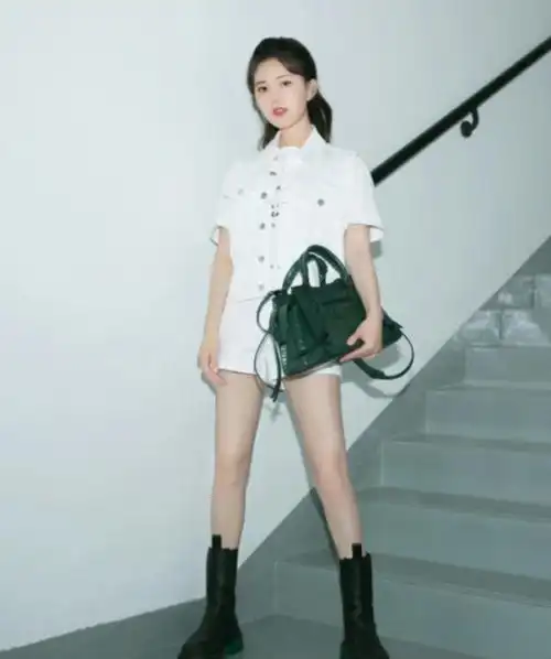 赵露思终于正视自己身材当她穿加长马丁靴这圆规腿很少见