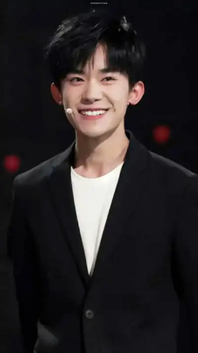 易烊千玺梨涡浅笑头像