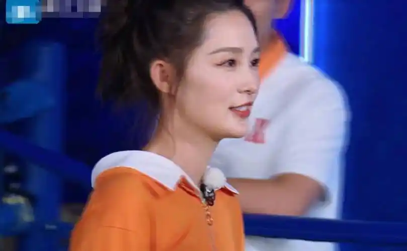 有种保守叫李沁穿《跑男》团服,撕名牌时别人都正常穿,就她与众不同