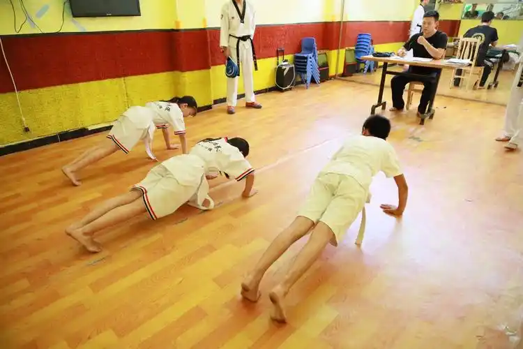 着整齐的跆拳道训练服,在教练的陪同下,开始了一次别开生面的户外体能