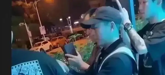 厦门路虎车内车震激战2小时视频曝光,网友:女的演技一流