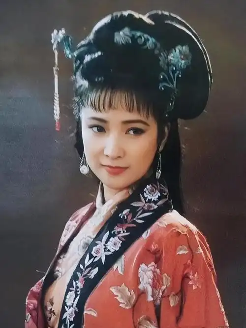 做大美女,只是漂亮,真的远远不够,而到了50岁的何晴,还是在古装中穿梭