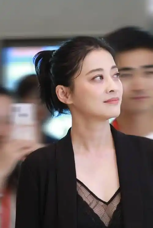 48岁梅婷写真曝光,丰腴身材让人惊叹:这谁顶得住?