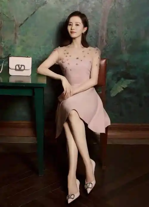 刘诗诗身材保持得真好穿牛仔套装海边拍写真看细腰体重不过百