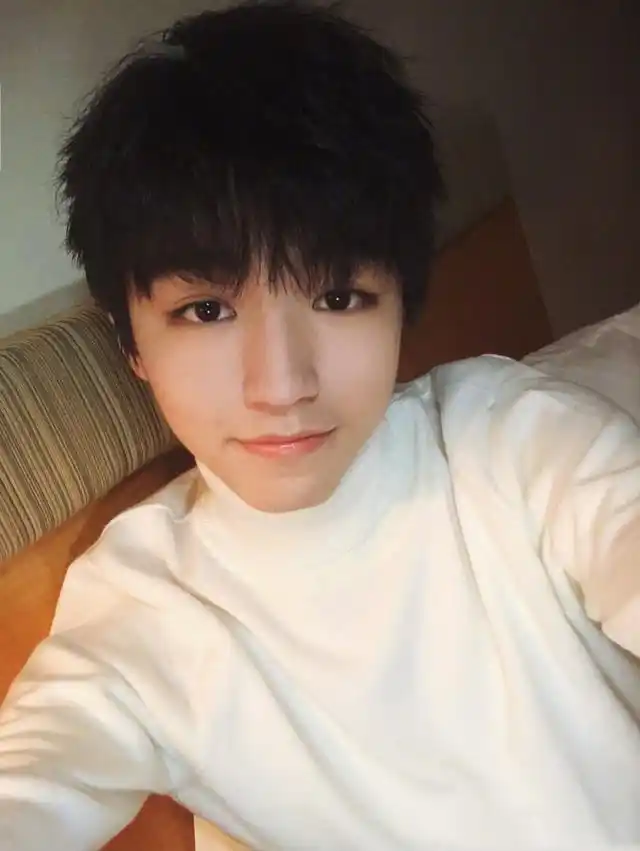 王俊凯狗年半夜晒自拍照送祝福,自拍照帅吗?