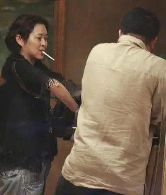 盘点大牌女星吸烟豪放照 袁立派头大