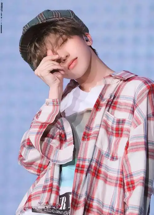 蔡徐坤咪咕盛典领奖时的表情很逗,让粉丝想到他一年前拿西瓜的样子!