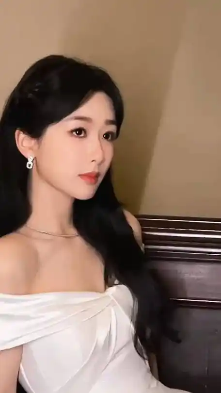 白色一字肩抹胸裙 长发,紫妹好温柔#被杨紫狠狠美到了#向上娱乐的微博