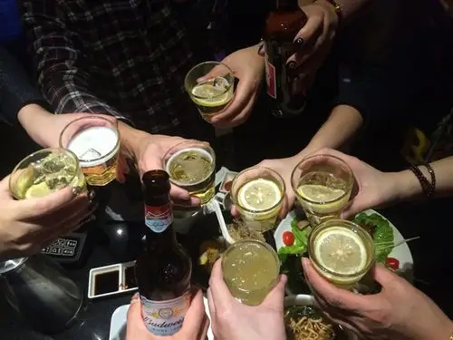 最后放一张群嗨饮酒碰杯图