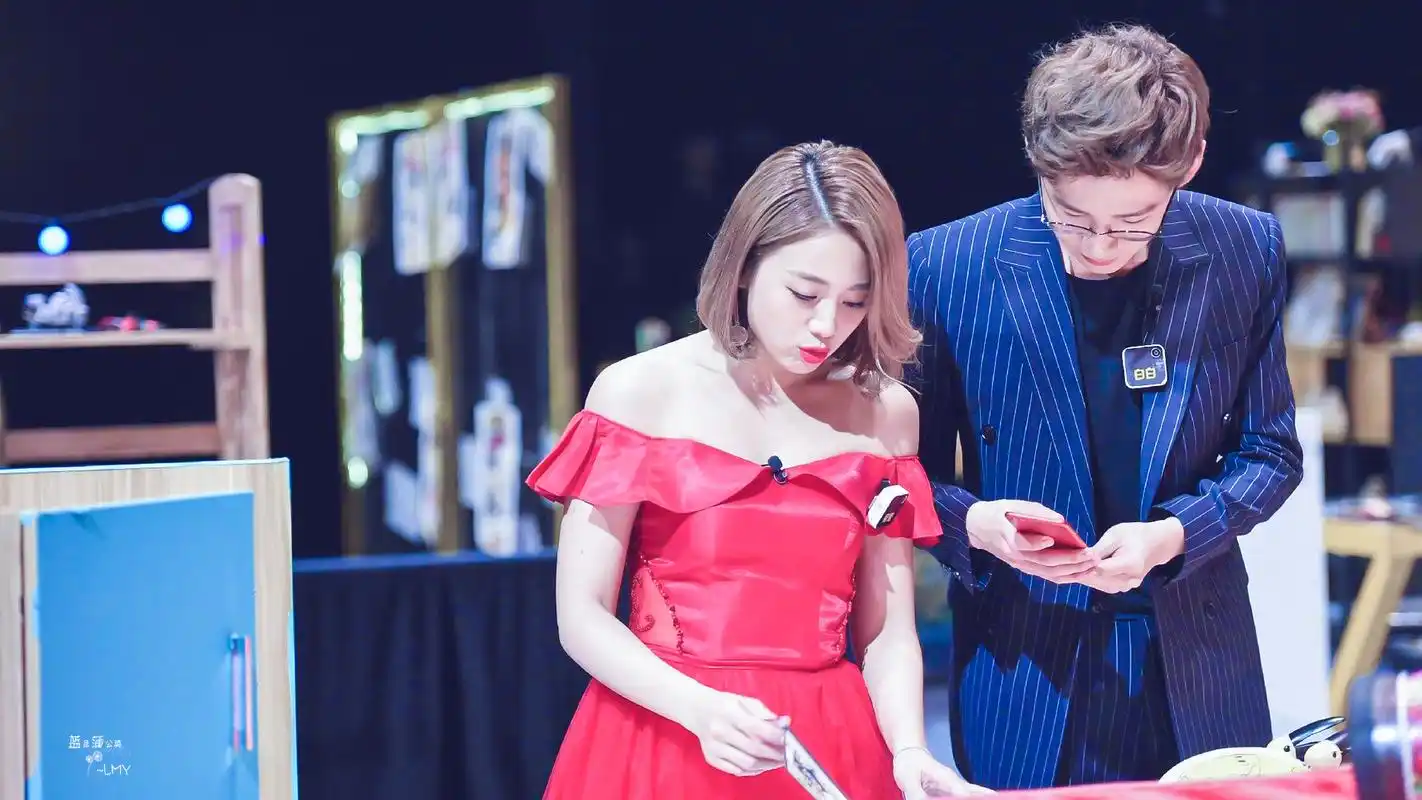 白敬亭 吴映洁 鬼鬼 明星大侦探 cr:蓝色蒲公英lmy