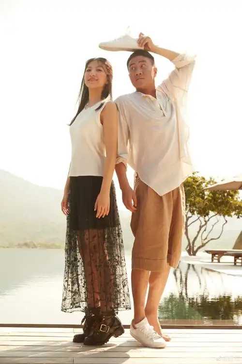 胡军父亲节晒儿女九儿颜值高像妈妈14岁康康又高又帅像爸爸