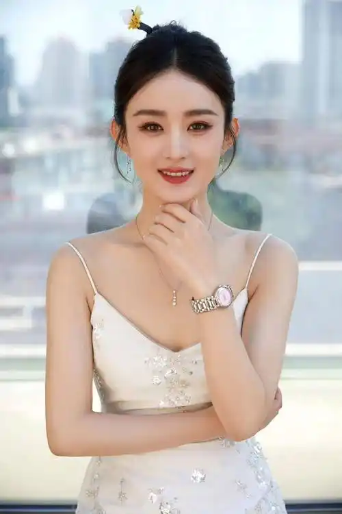 赵丽颖高调出席活动展现顶流人气!穿吊带裙生图封神,女人味好浓