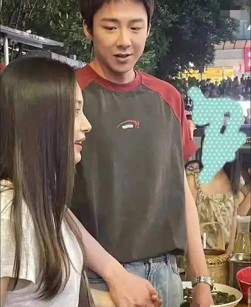 刘宇宁刚曝出与王子文牵手似恋爱,后又与高伟光上演亲密举动_对方