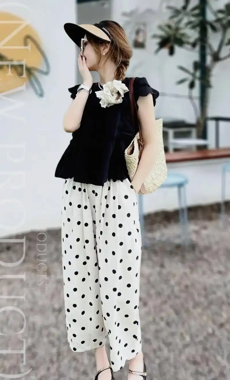 黑色荷叶边小飞袖上衣搭配宽松波点裤