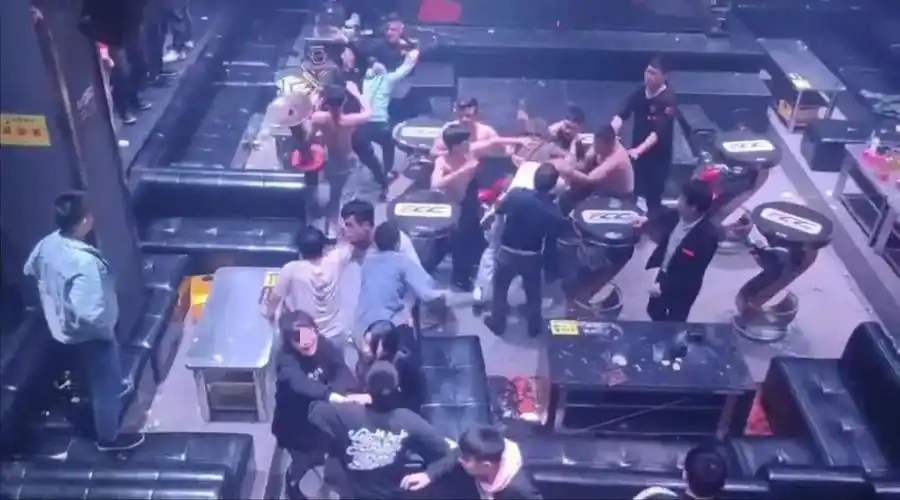 打架成本有多高益阳两群人酒吧打架换来看守所里过年