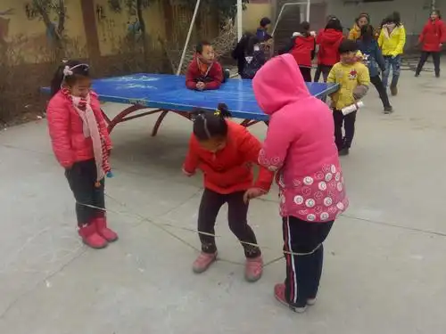 竹峪镇兰梅塬小学课间活动丰富多彩