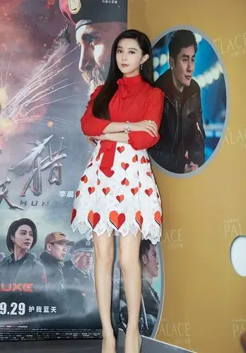 范冰冰《空天猎》路演美腿短裙现场图片