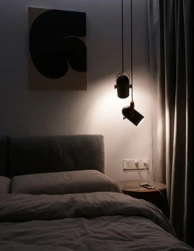 而氛围照明是营造卧室温馨氛围的主要法宝