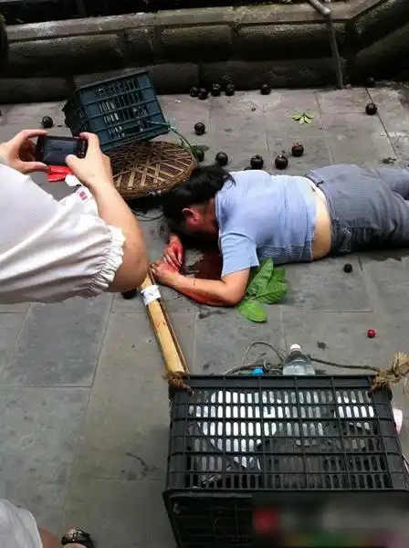 新华社记者调查重庆小贩摔伤事件:确与城管有关(图)