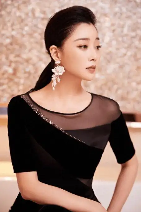 她是演员中的女富豪,多辆豪车轮流开,如今45岁却活得像20岁_殷桃