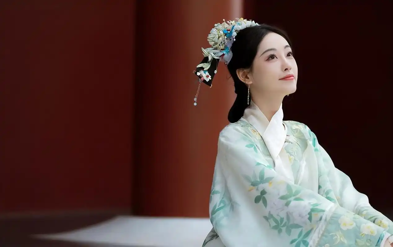 祝绪丹分享清宫古装美照,笑容甜美诱人,宛如在逃格格惹人爱