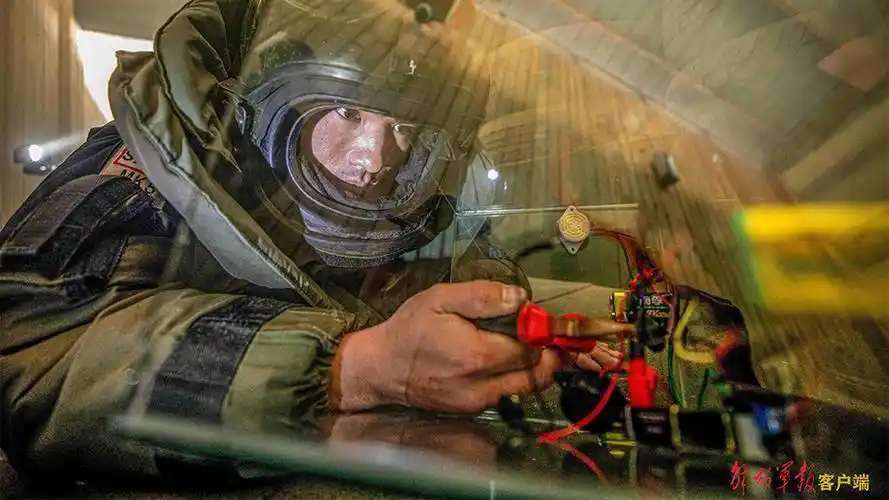 拆弹专家直击刀尖舞者排爆瞬间