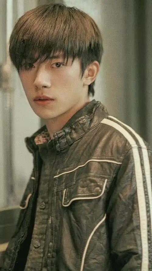 千玺居然又筹备了一部新电影,并且这个电影筹备的时间还蛮长的,从2021