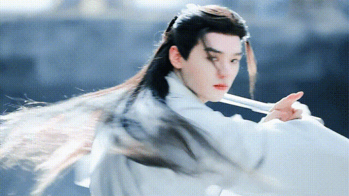 继红衣封神后,温客行的白衣舞剑更是惊艳全场,而近距离拍摄的画面也将