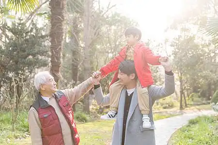 夕阳下祖孙三代照片  |祖孙情夕阳下爷爷牵孙子背影照片  |夕阳下