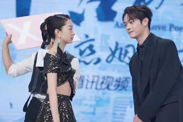 周冬雨许凯同台牵手甜蜜对视周冬雨身材太苗条礼服有点撑不起