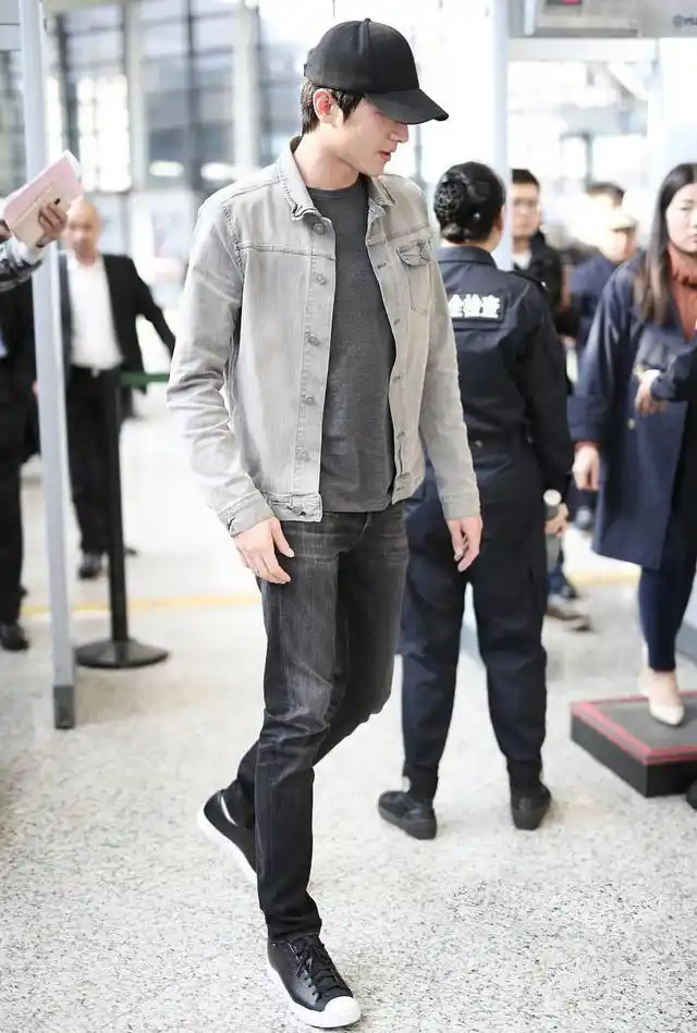 林更新海报是一股清流别人都拼命往帅了凹他却怎么丑怎么来