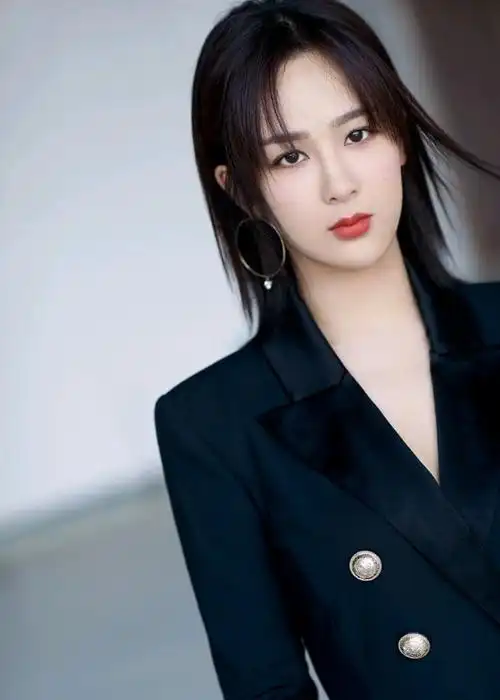 来看看杨紫用"严肃"表情拍出来的照片吧,充满了一股女王的"高冷"气质