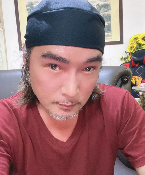 54岁焦恩俊近照曝光,与年轻时截然不同,络腮胡引网友热议