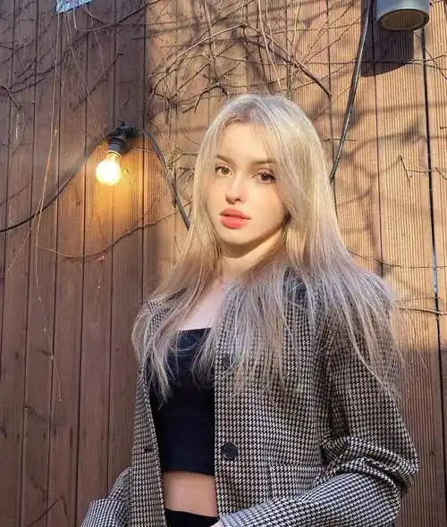 妖艳粉嫩!甜美感十足的芭比女神艾琳娜