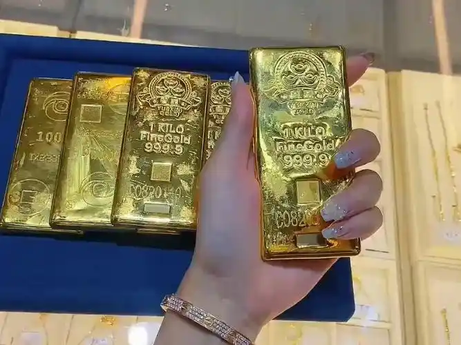 作为一个专业的搬砖人珠宝人在搬金砖