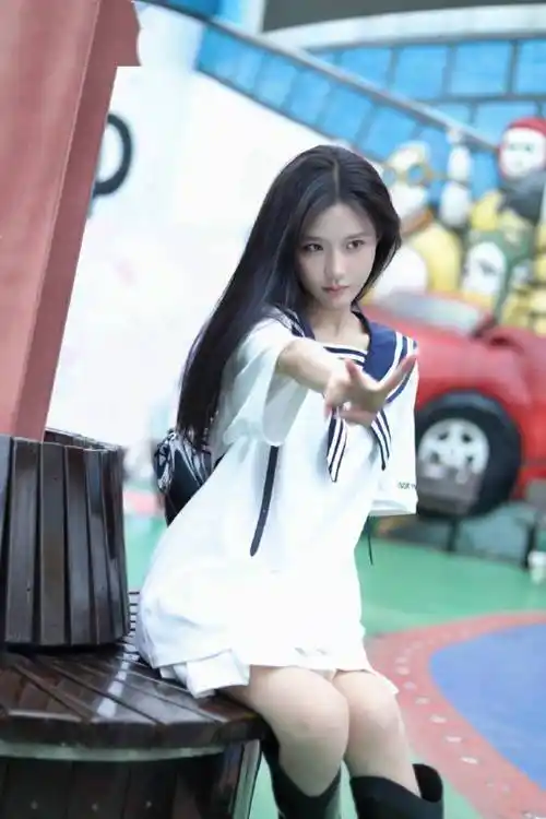 陈意涵水手服造型乐园游玩写真发布 黑长直造型满满少女感_夏日