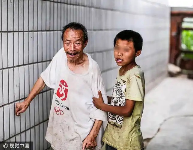 敬老院里的黑户孤童_图片频道__中国青年网