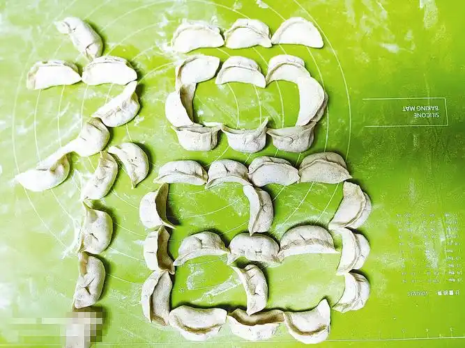 用饺子摆出了"福"的造型,寓意一年一冬至,一岁一安康,祝福大家冬至