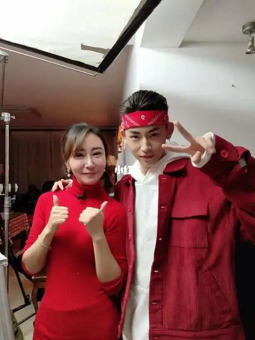 小鬼王琳凯和爸妈的合照2019年