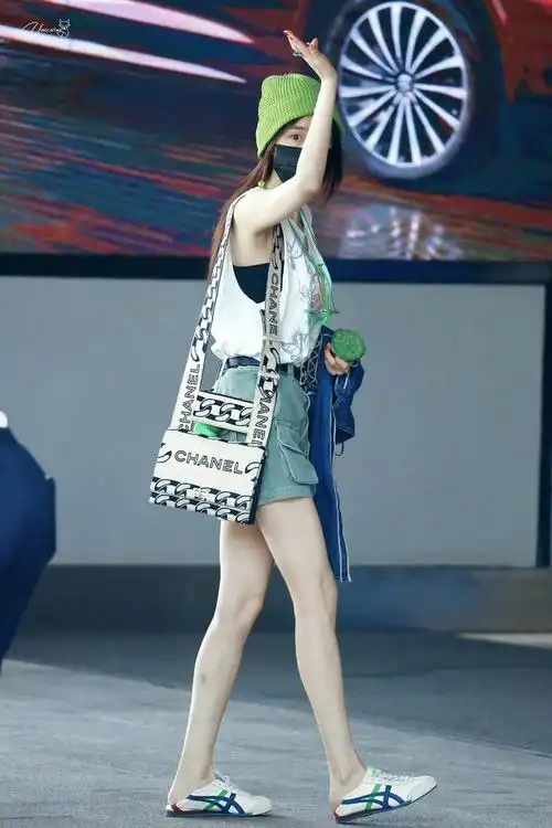 杨幂最近的两套街拍look ,很优秀的休闲混搭辣妹风穿搭