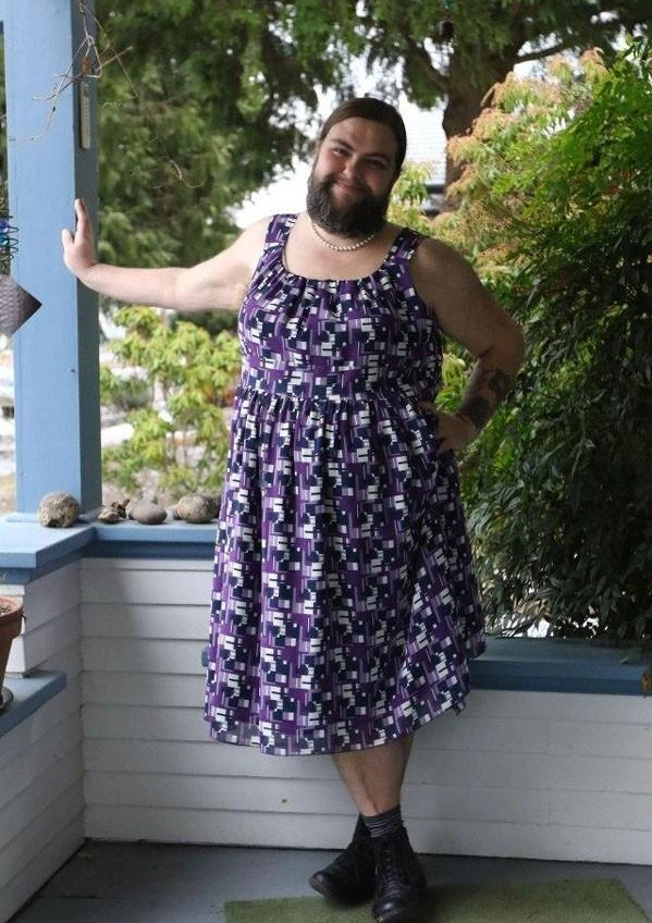 除了胡子,身上的毛也很旺盛,而且她的胸部也开始长毛了.