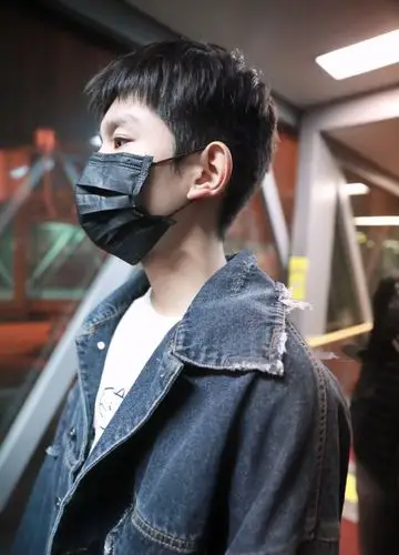 王源全新短发亮相,看到镜头太多害羞捂头,粉丝:这么帅怕啥