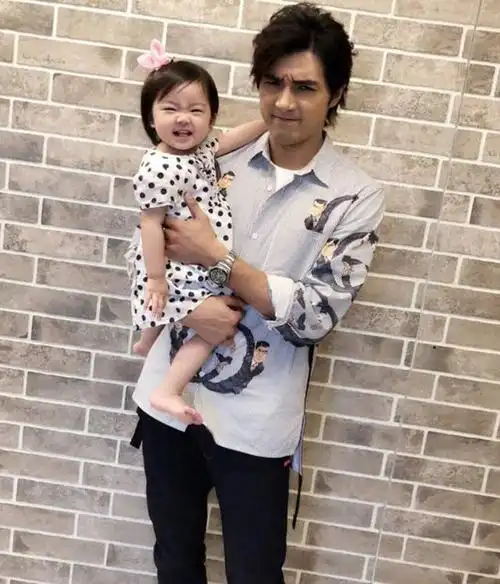 曝贺军翔塌房!手机被扣,家里遭警方搜查,疑与性骚扰有关