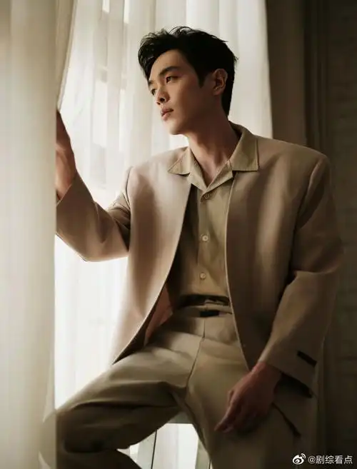 张若昀卡其色西装造型##张若昀手上青筋
