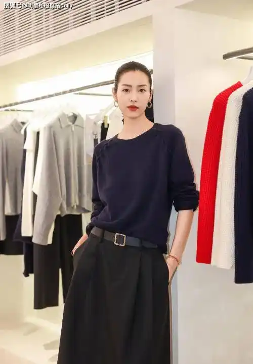 在搭配上,可以学习超模刘雯,搭配一条半身裙!裙子本身自带柔美感!