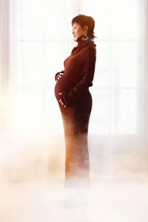 马丽孕照曝光,孕肚大如球四肢仍纤细,眼神温柔尽显母性光辉